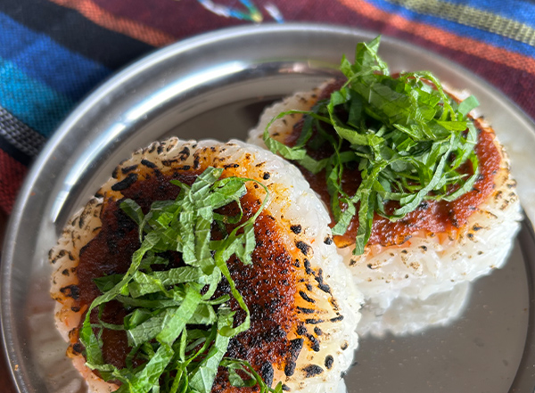 ピリ辛で一汗！本山赤醤焼きおにぎり