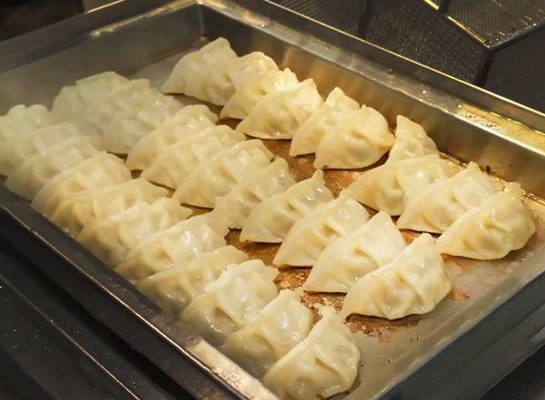 店舗で毎日焼き上げる餃子